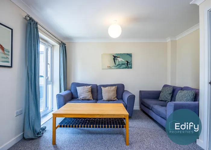 City Centre, Sleeps 8, Free Parking